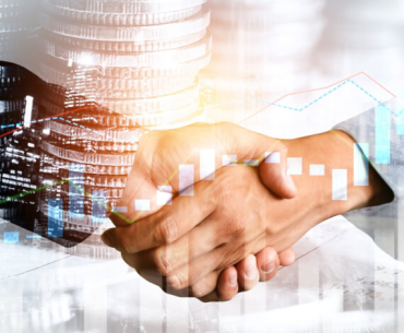 Fusões e Aquisições: imagem mostra dois homens dando a mão e formalizando as fusões e aquisições das empresas