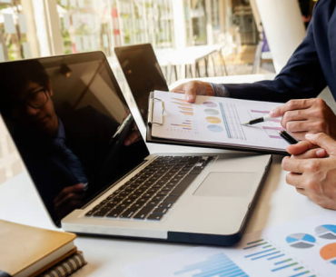 Homens em uma mesa conversando sobre auditoria fiscal
