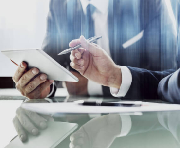 analistas fazendo um fluxo de caixa projetado