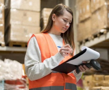 Mulher conferindo o inventario de estoque