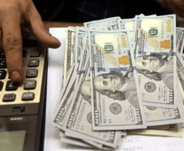 Dólar ganha força e se reaproxima de R$ 5,60; bolsa recua - Mapah - Reforma Tributária